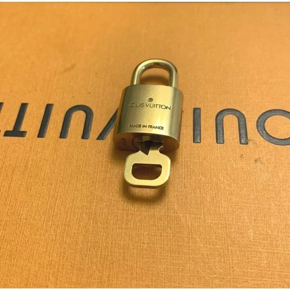 Louis Vuitton Padlock and Key Brass Gold Authentic # 304 Excellent Condition - Picture 8 of 9